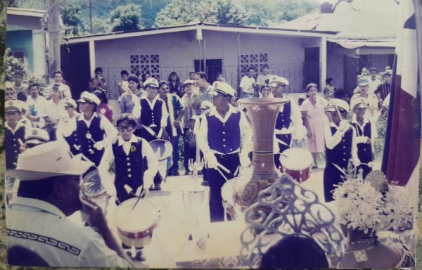 Participación de la escuela en el desfile de aniversario del pueblo de Lídice, 1996.