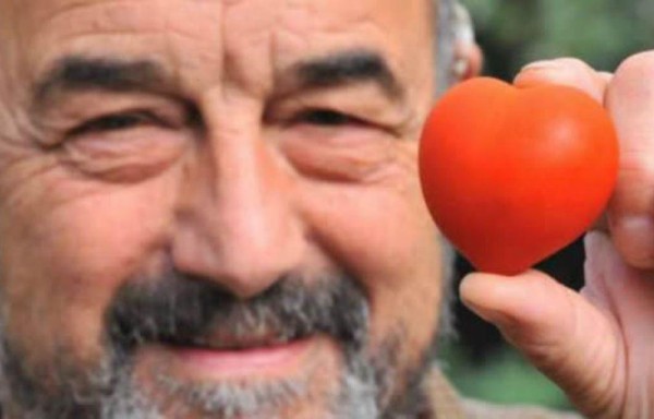 Hallan tomate en forma de corazón