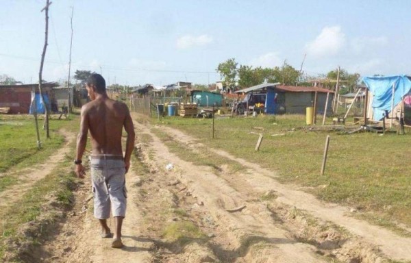 Las casas son de madera, zinc, lonas y las calles son de tierra.