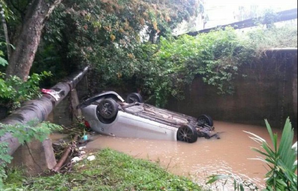 Conductora perdió el control del auto y se fue a una quebrada.