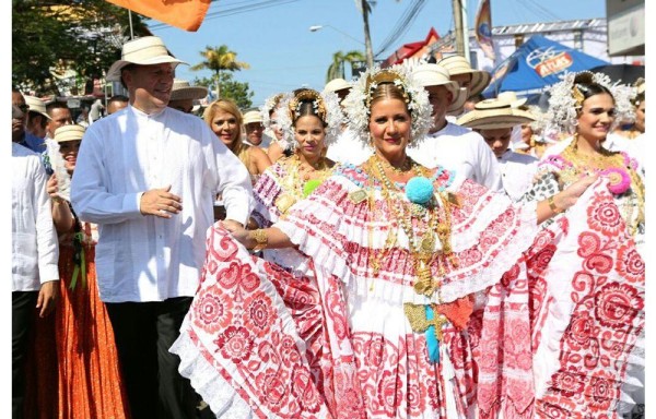 La pareja presidencial gozó de principio a fin el desfile; la primera Dama lució una hermosa pollera de gala marcada.