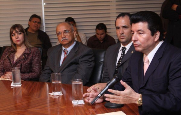 Wilfredo Sáenz (c) fue nombrado por el expresidente Ricardo Martinelli Berrocal.