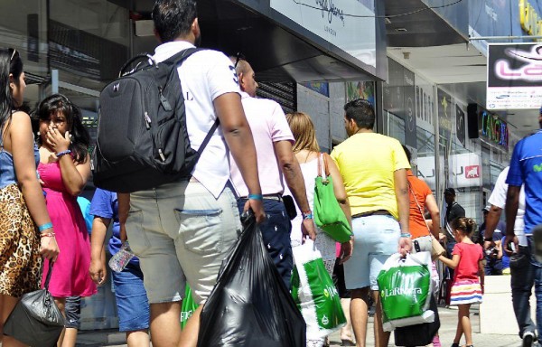 Las nuevas estrategias buscan salvar a la zona comercial que lucha por no ahogarse.