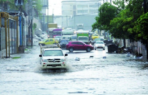 El tránsito vehicular se hace insoportable con las lluvias