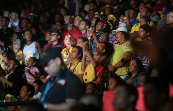 Fanáticos apoyaron a sus favoritos hasta el final. Ganadores , tras mostrar su rendimiento en la Arena Roberto Durán.