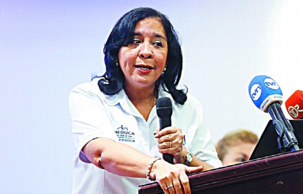 La ministra de Educación, Marcela Paredes, y Diógenes Sánchez, líder de la Asoprof