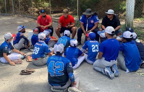 Jaime Barría conversa con los niños, motivándolos a luchar por sus sueños en el béisbol.