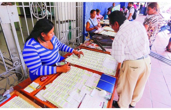 El grueso de las apuestas, en Panamá, se concentra en la compra de billetes y chances.