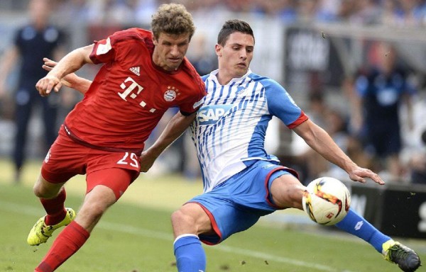 Thomas Müller lucha por el balón.