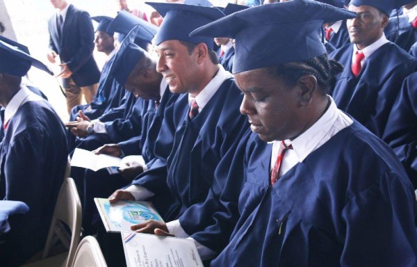 Detenidos recibieron su diploma.