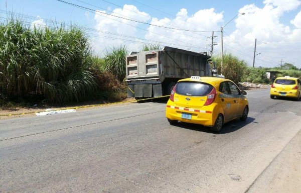 El conductor del camión lo golpeó y le pasó por encima. Su cuerpo quedó destruido y regado en el suelo.