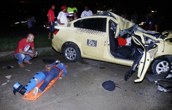 Una persona quedó atrapada dentro de uno de los autos.
