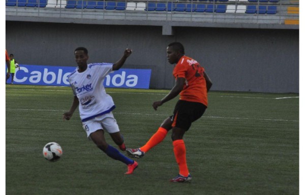 El Chepo FC terminó jugando con 10 jugadores, luego de la expulsión de Miguel Duque.