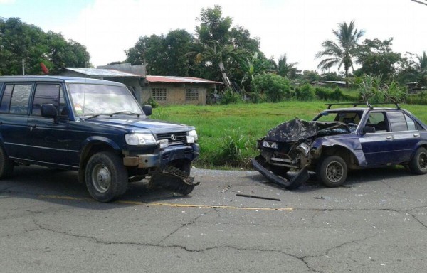 Uno de los que iba en el sedán fue el que salió herido.