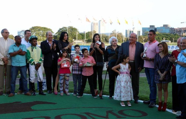 Abraham Vergara (der.) recibió el trofeo del triunfo.