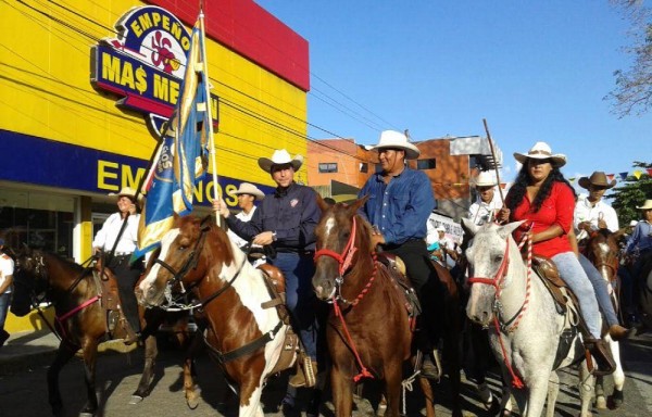 Hubo una participación masiva en la gran cabalgata que atrajo a miles de visitantes de todo el país hasta el distrito de Bugaba.