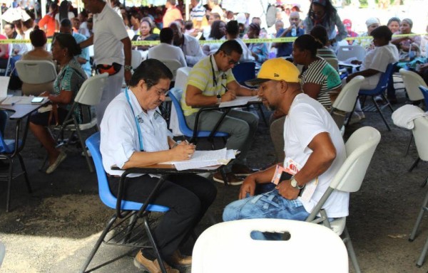 Desde las 5:00 a. m., las personas fueron a atenderse.