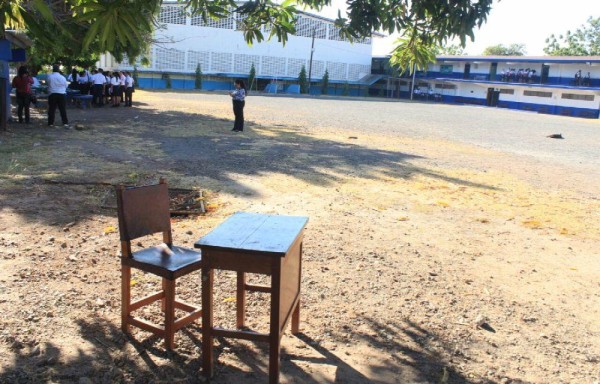 Teniendo un gimnasio reciben sus clases abajo de un palo de mango.