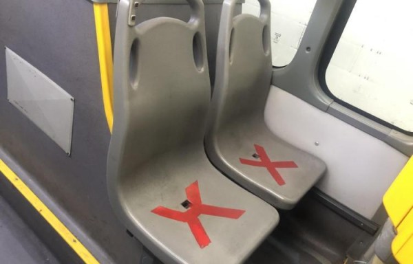Usuarios del metrobús solo podrán usar los asientos pegados a las ventanas 