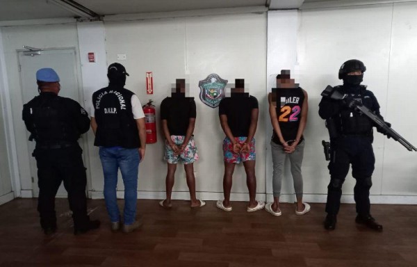 Dos de ellos fueron detenidos por posesión de arma y el tercero por delitos relacionados con drogas.