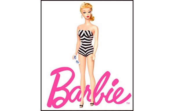 Sale al mercado la muñeca Barbie