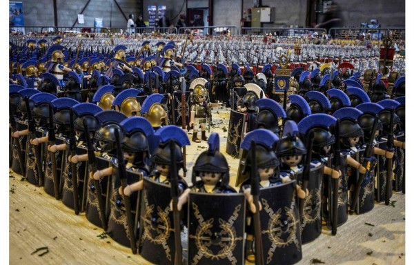 Recrea batalla con más de 26 mil muñecos