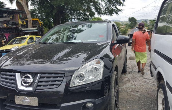 Se las ingenian para poder caminar por la vereda.