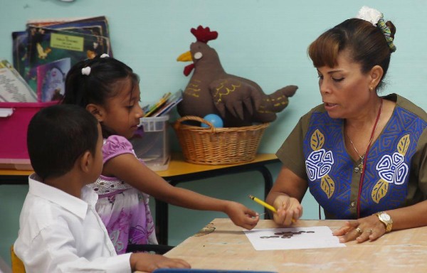 Según el decreto del 2014, los educadores deben recibir el aumento de $300 en el 2017.