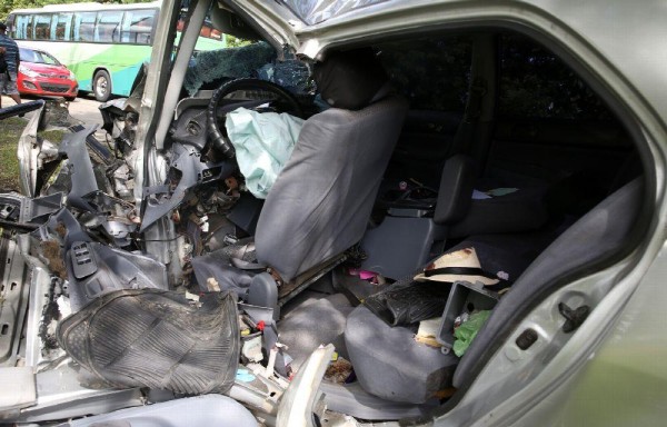 El auto en el que viajaba Kathia quedó vuelto leña.