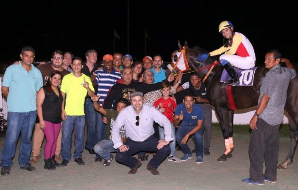 Tras nueve intentos, el aprendiz venezolano Johan E. Sánchez ganó su primera carrera en el Hipódromo Presidente Remón con ‘Demon Eggy'.Tras la victoria fue recibido por muchas amistades y familiares para la foto del recuerdo.