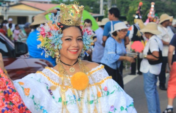La pollera no puedo faltar.