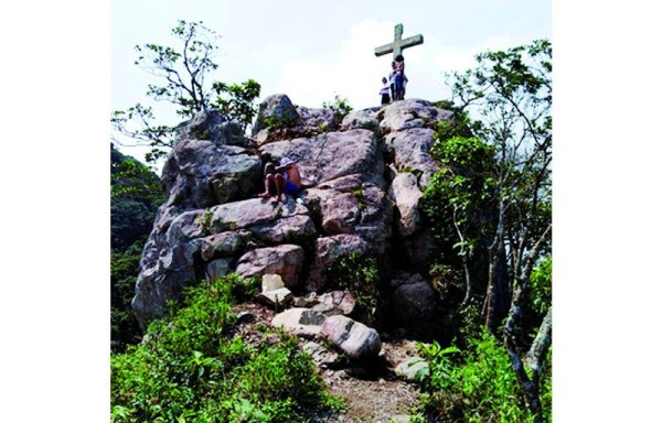 La cruz en medio del empedrado.