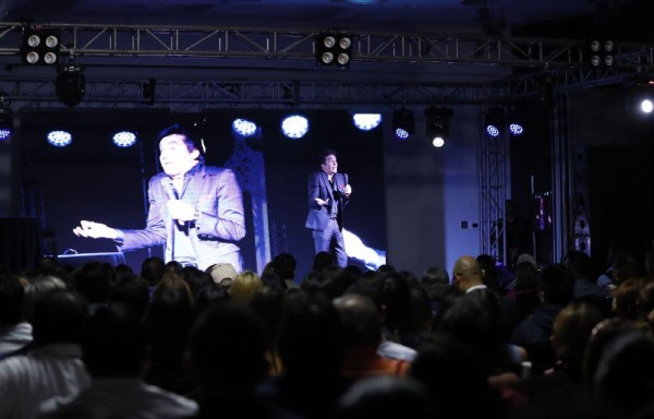 Tal como prometió, los hizo reír.