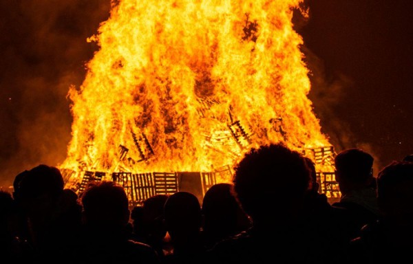 Confundió el agua bendita con gasolina