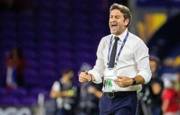 Por fin estampa su firma