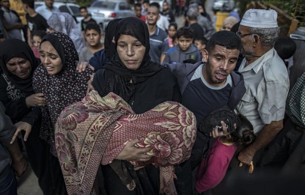 El Ministerio de Salud en Gaza, administrado por Hamás, afirma que más de 10.000 personas han muerto.