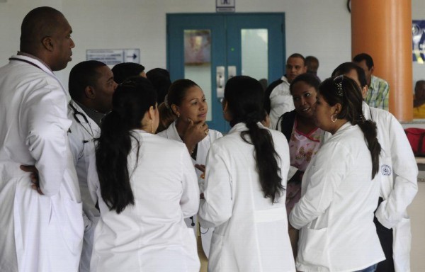 Médicos internos y residentes no reciben el pago de horas extras