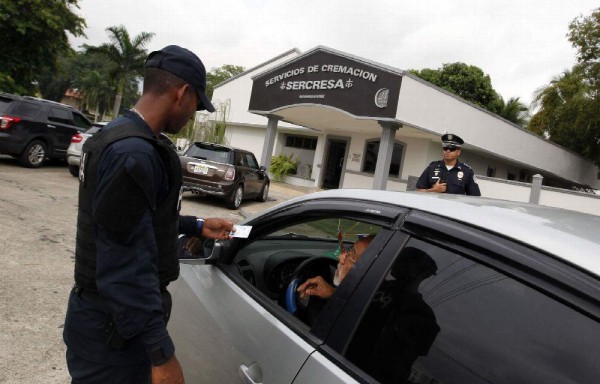 Agentes de la Policía Nacional custodiaron el área donde se llevaba a cabo las honras fúnebres.