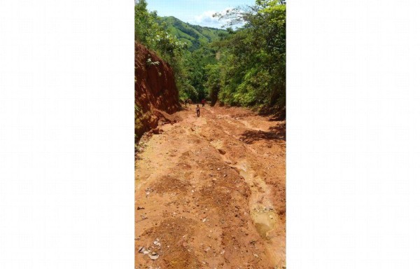 Las lluvias crean surcos en el camino fangoso