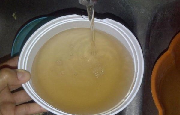 Algunas personas llegaron a consumir el agua sucia que sale del grifo.