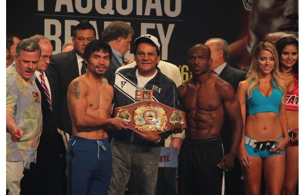 Manny ‘Pacman' Pacquiao y Timothy Bradley, junto a la leyenda Roberto Durán.