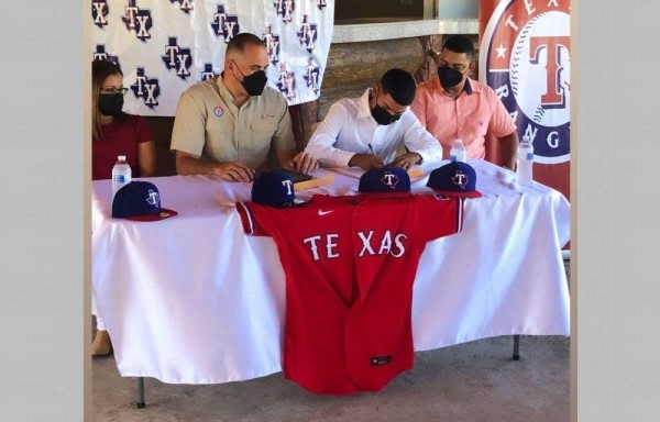 Panameños cumplen sus sueños al firmar para jugar béisbol profesional