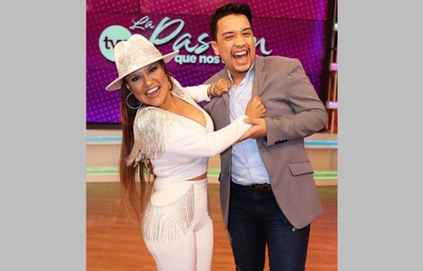 Cristian Aizpú, detrás de los vestidos de Sandra Sandoval