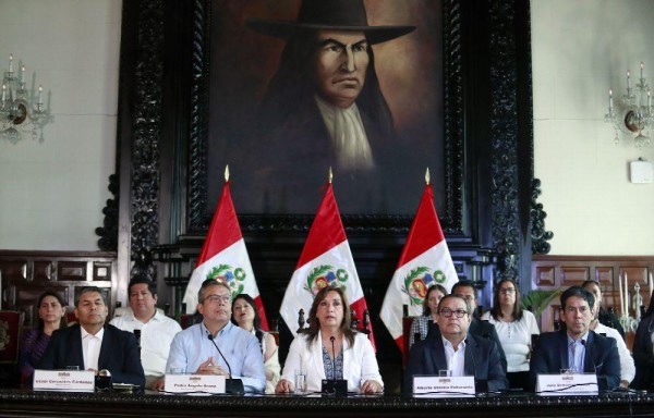 Dina Boluarte defiende su gobierno en Perú y los militares retoman el control