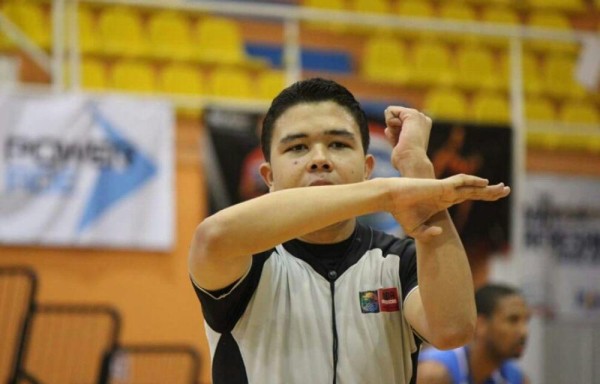 El joven árbitro panameño Julio Anaya Freile.