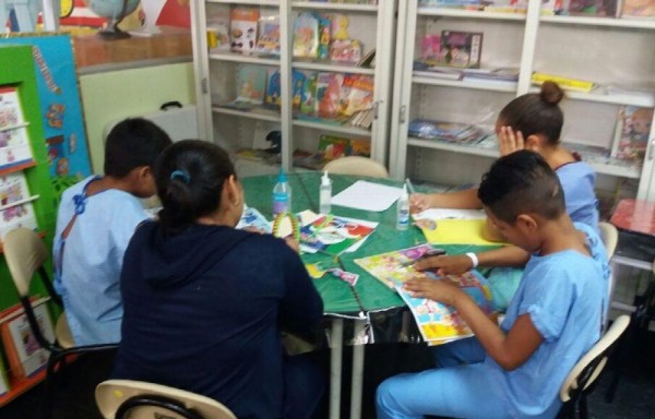 Una Biblioteca funciona como un centro de enseñanza para que los muchachos aprendan nuevos cursos.