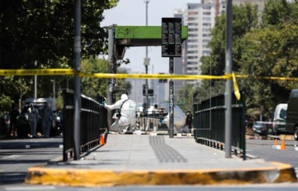 Miembros de la Policía de Investigaciones (PDI) de Chile revisan la zona.