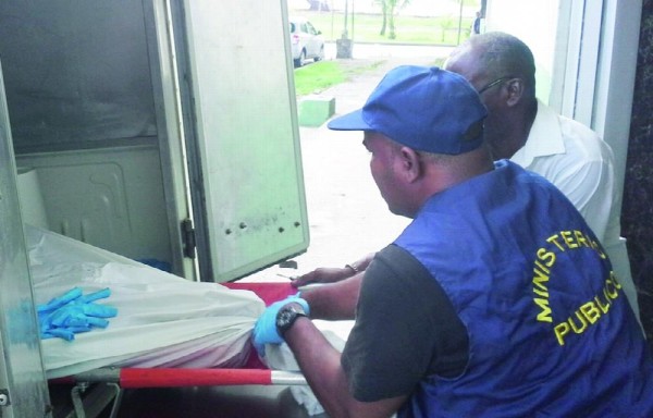 Instantes en que retiran de la morgue del hospital de Colón el cadáver de la joven Zuleika