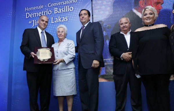 Esposa de Lakas recibió reconocimiento.