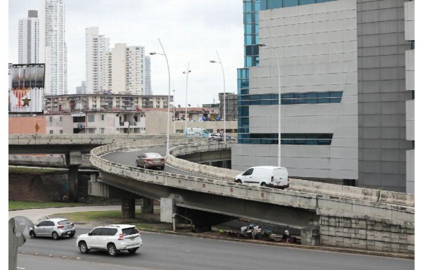 La parte inferior del viaducto en la avenida 3 de Noviembre es usado por los indigentes.